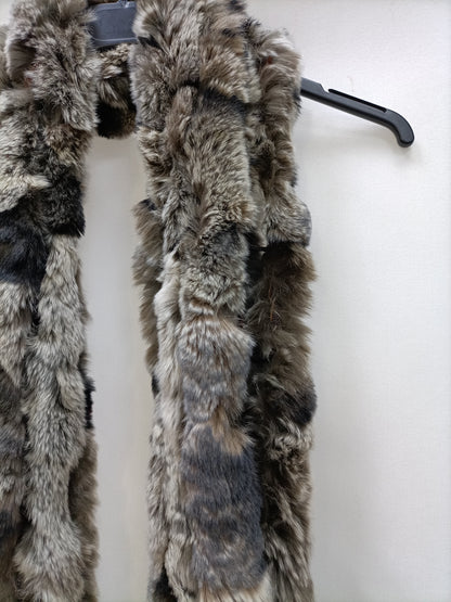 OTHERS. Open fur collar