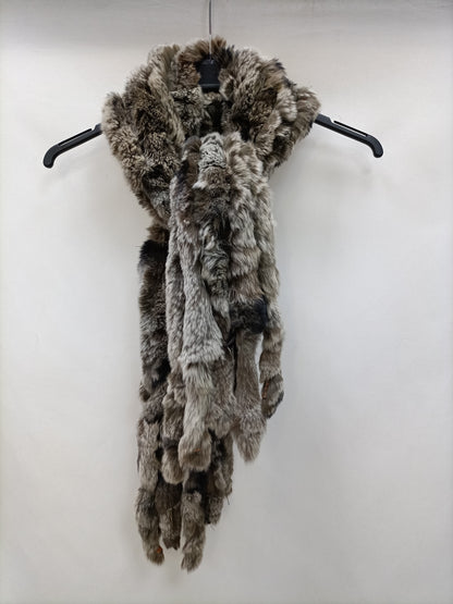 OTHERS. Open fur collar