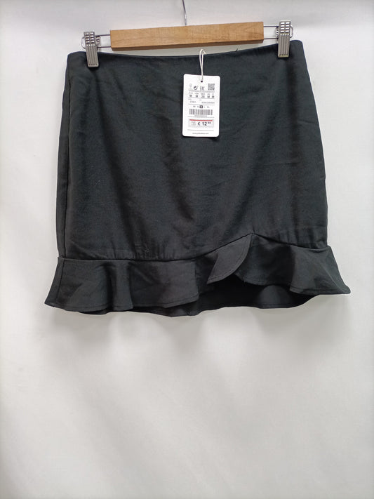 PULL&BEAR. Falda negra volante T.m