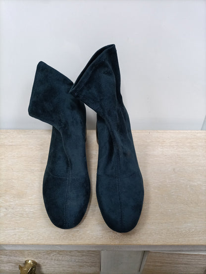 BERSHKA. Botín antelina verde T.40