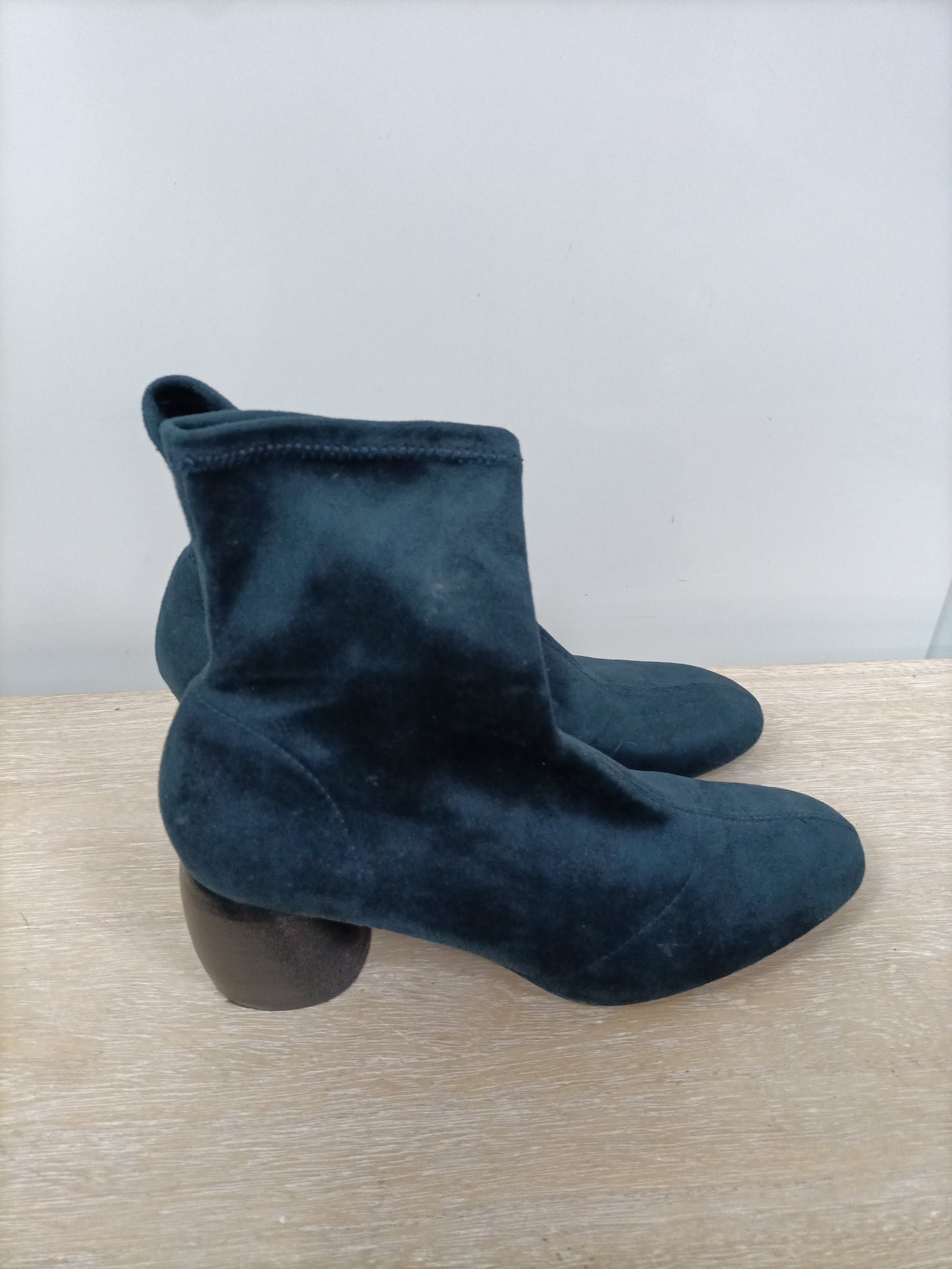 BERSHKA. Botín antelina verde T.40