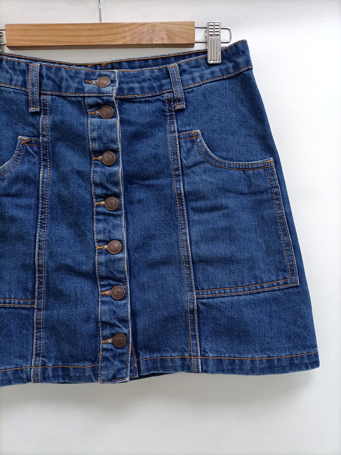 STRADIVARIUS. Falda denim abotonada T.38