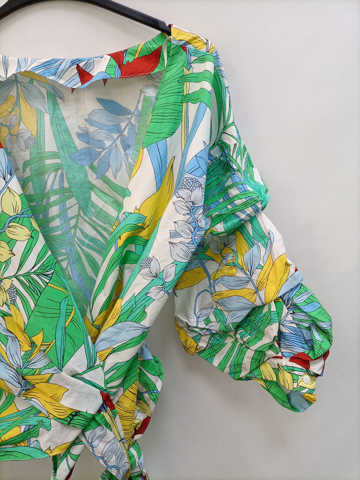 ZARA. Floral blouse with bow Ts