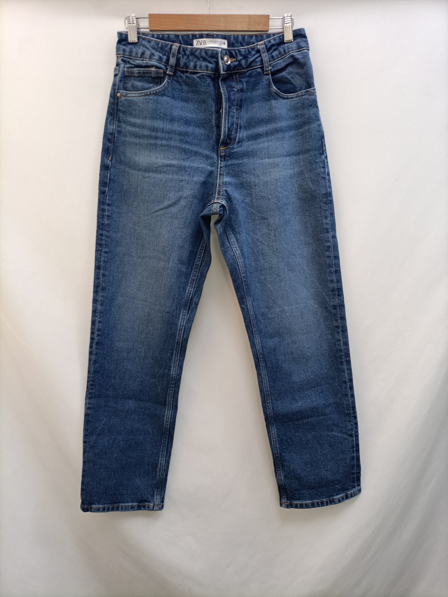 ZARA.Vaqueros rectos T.38
