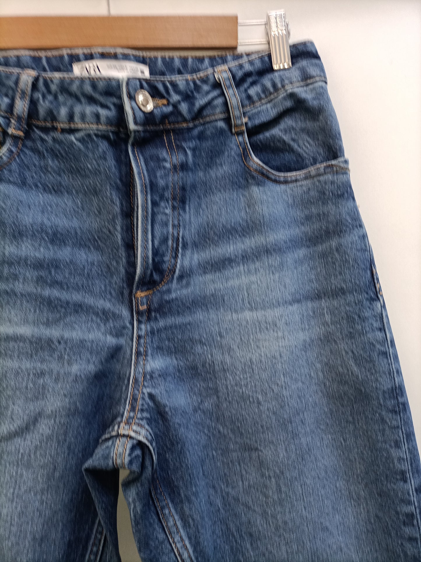 ZARA.Vaqueros rectos T.38