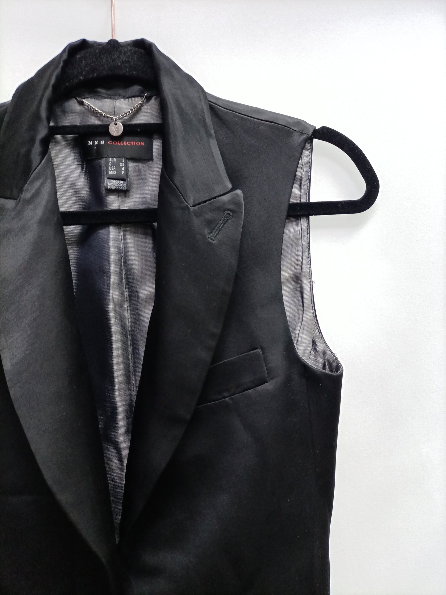 MANGO.Chaleco negro satinado T.S