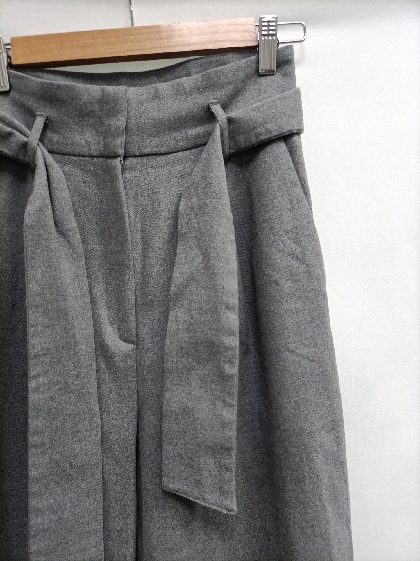 H&M.Pantalones grises tiro alto T.34