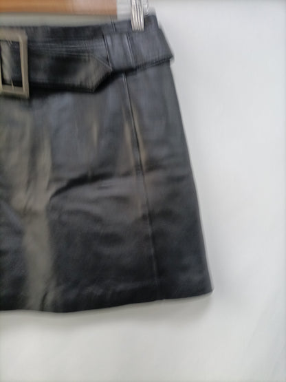 OTRAS. Falda corta piel T.34