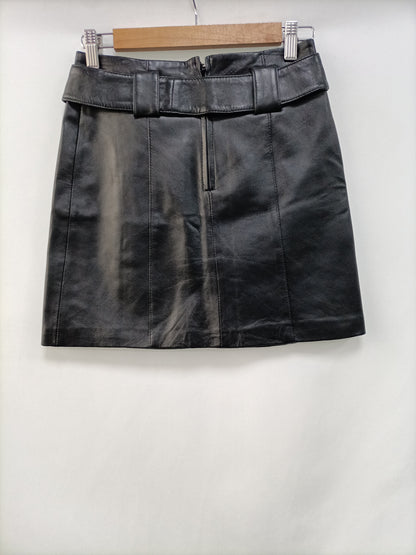 OTRAS. Falda corta piel T.34