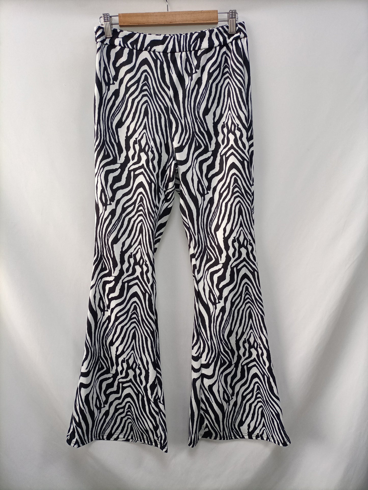 SHEIN. Pantalón cebra campana T.m
