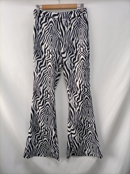 SHEIN. Pantalón cebra campana T.m