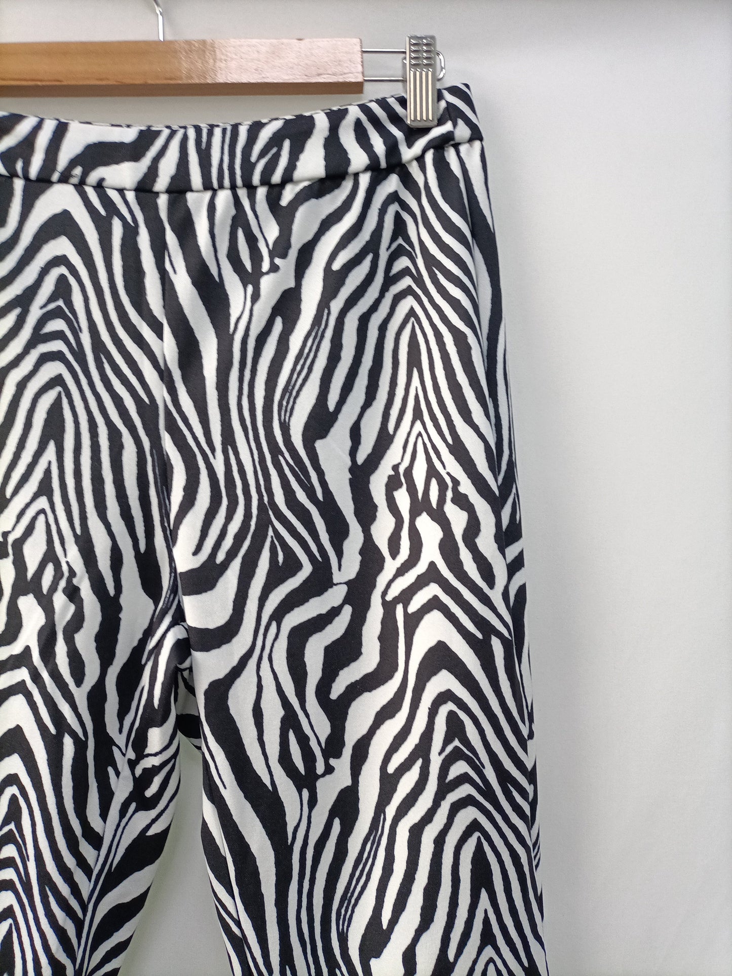 SHEIN. Pantalón cebra campana T.m