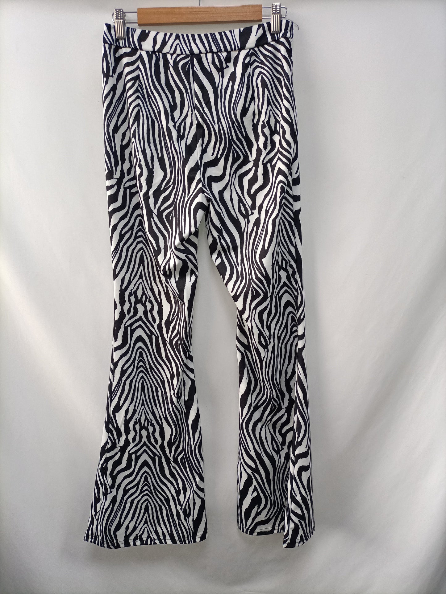 SHEIN. Pantalón cebra campana T.m