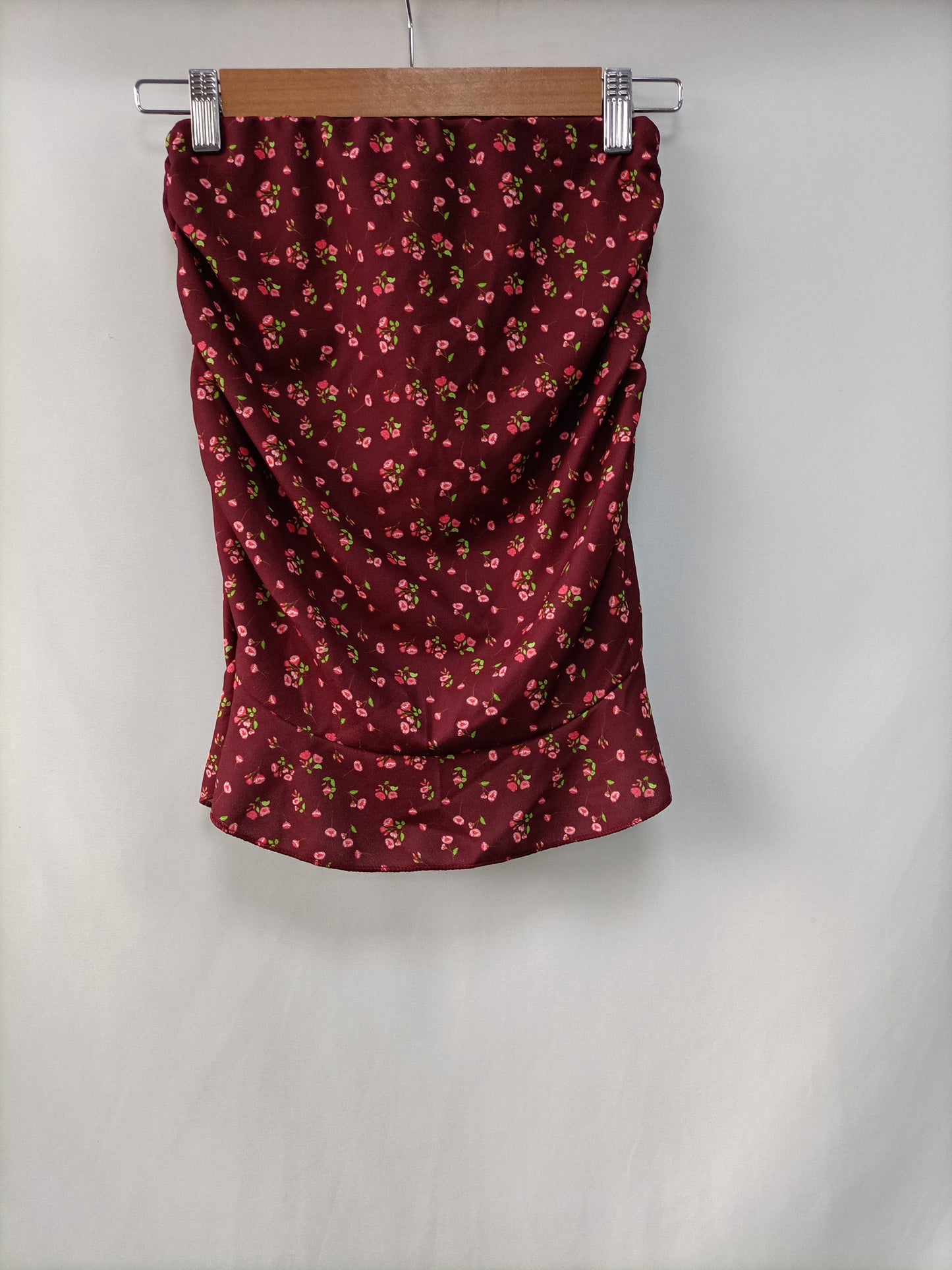 IN LOVE WITH. Burgundy floral skirt Tu(xs)