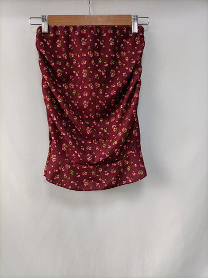IN LOVE WITH. Burgundy floral skirt Tu(xs)