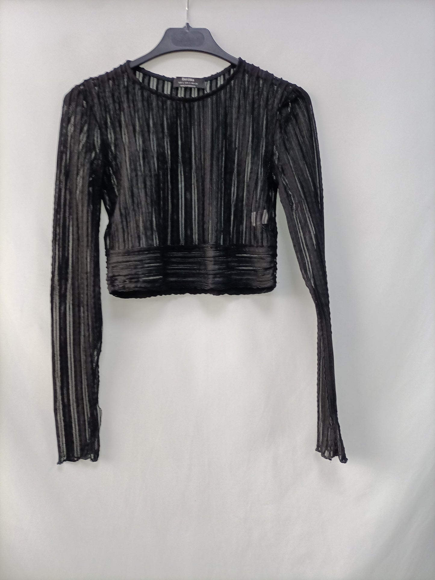 BERSHKA. Top negro punto T.s