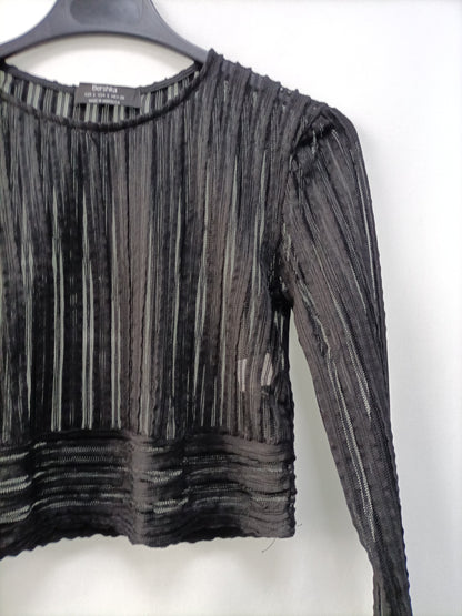 BERSHKA. Top negro punto T.s