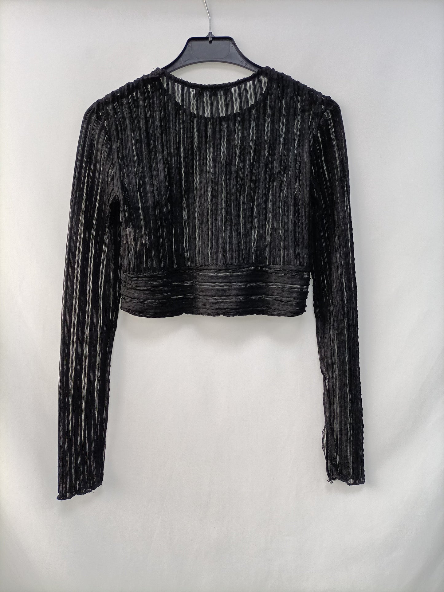 BERSHKA. Top negro punto T.s