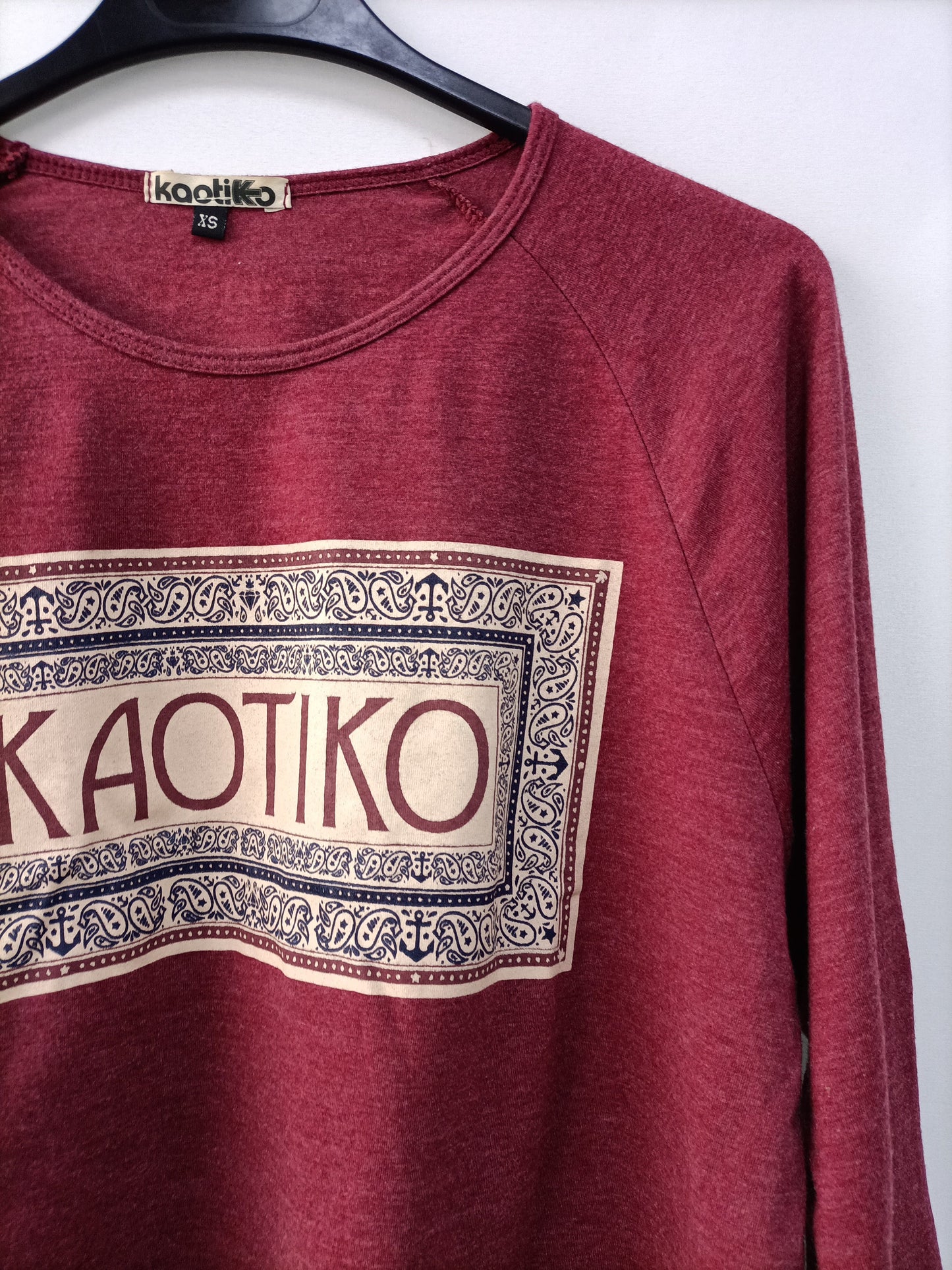 KAOTICO. Camiseta burdeos T.xs