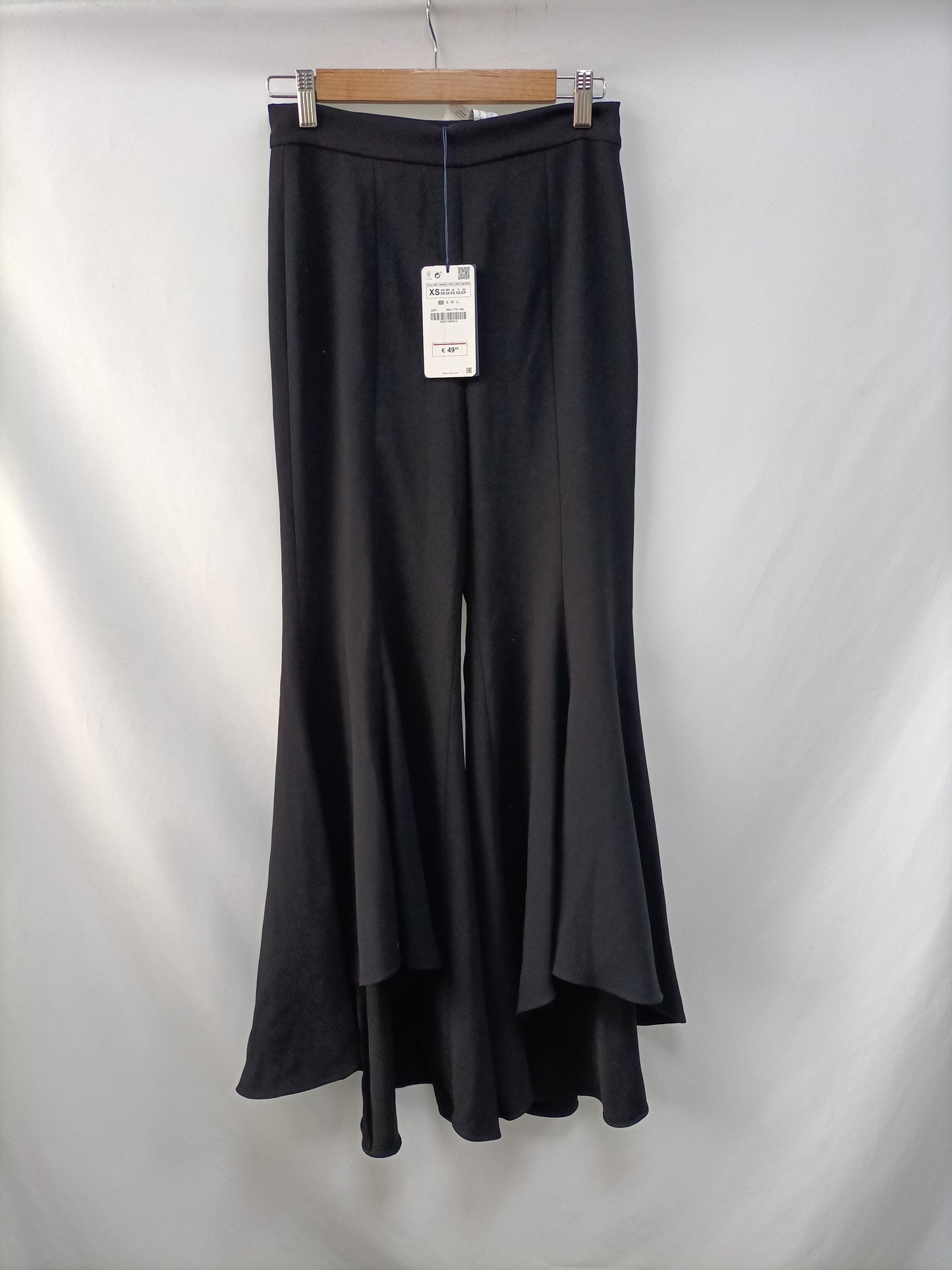 ZARA. Pantalón negro volante T.xs