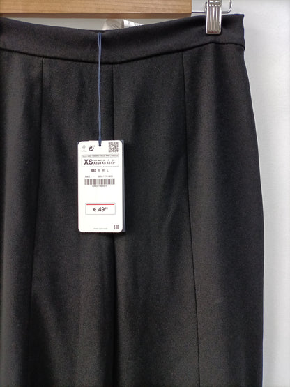 ZARA. Pantalón negro volante T.xs