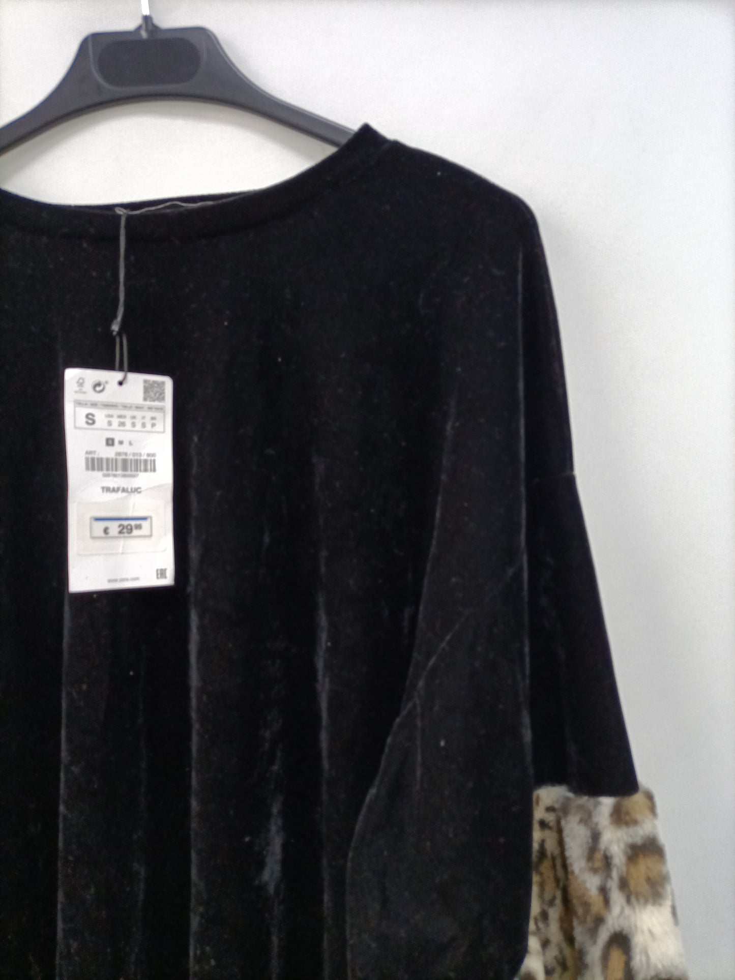 ZARA. Sudadera negra terciopelo T.s