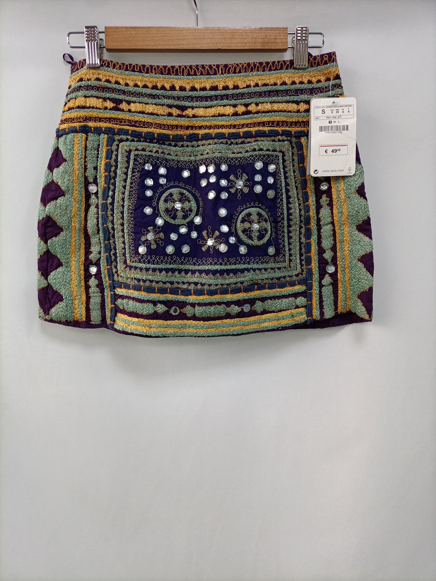 ZARA. Falda corta bordada T.s