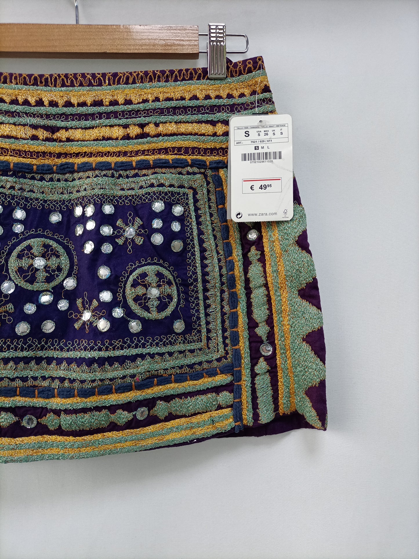 ZARA. Falda corta bordada T.s