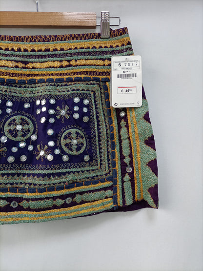 ZARA. Falda corta bordada T.s