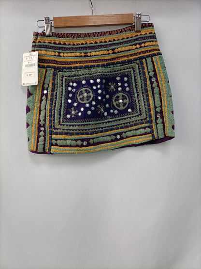 ZARA. Falda corta bordada T.s