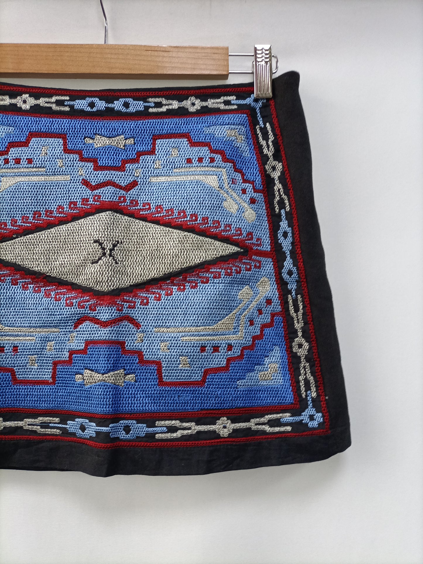 ZARA. Falda corta bordada T.m