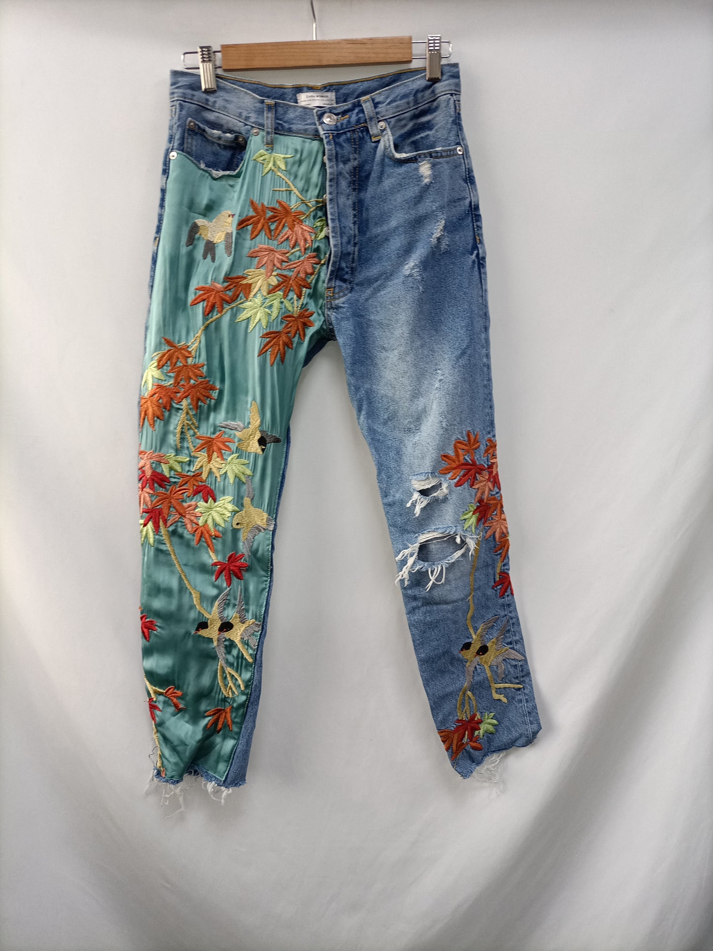 ZARA. Pantalón denim bordados   T.36