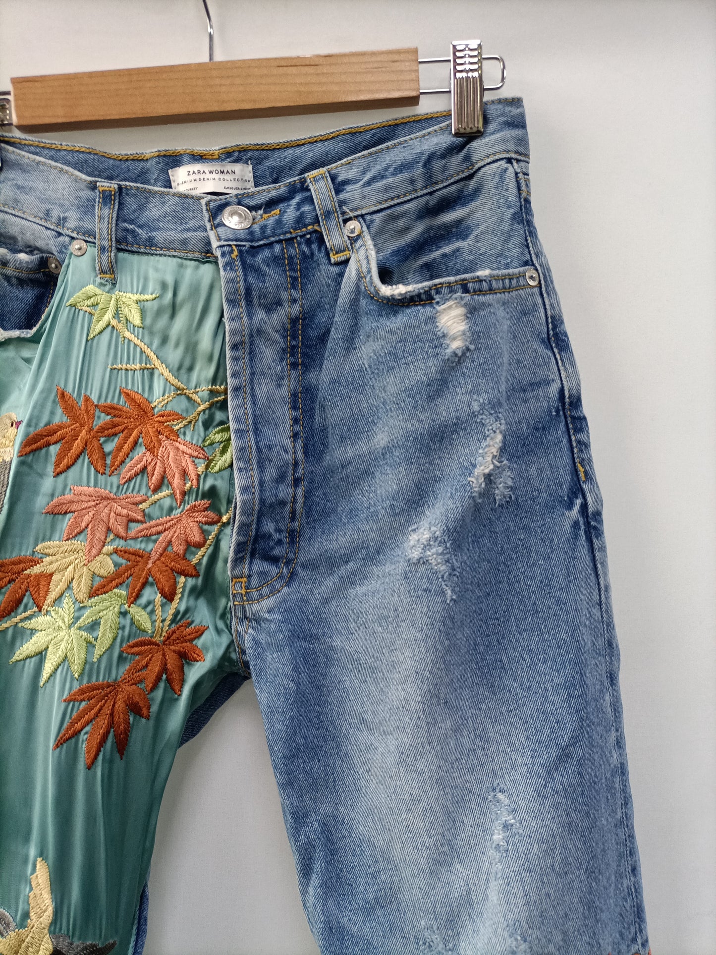 ZARA. Pantalón denim bordados   T.36