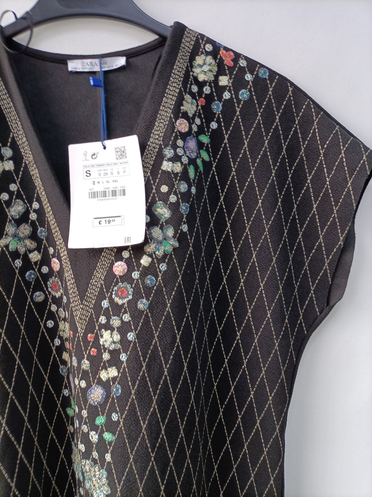 ZARA. Vestido corto negro estampado T.s