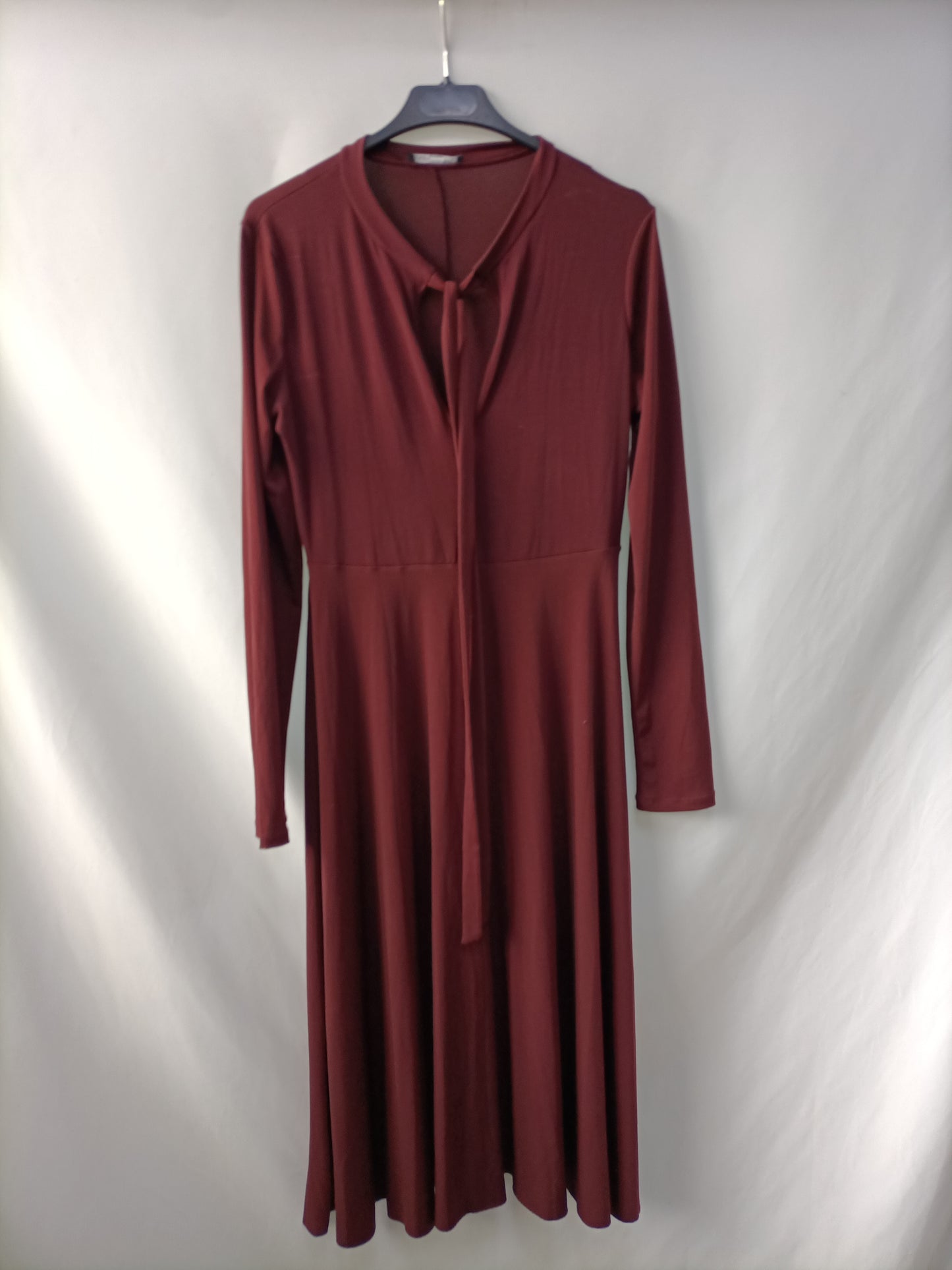 ZARA. Vestido burdeos fluido T.m