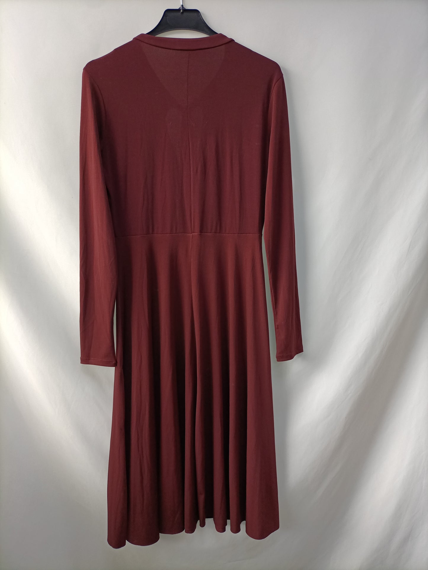 ZARA. Vestido burdeos fluido T.m