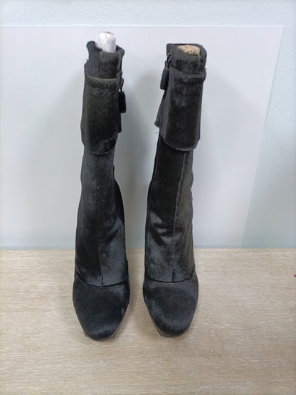 CALVIN KLEIN. Grey fur boots, size 38