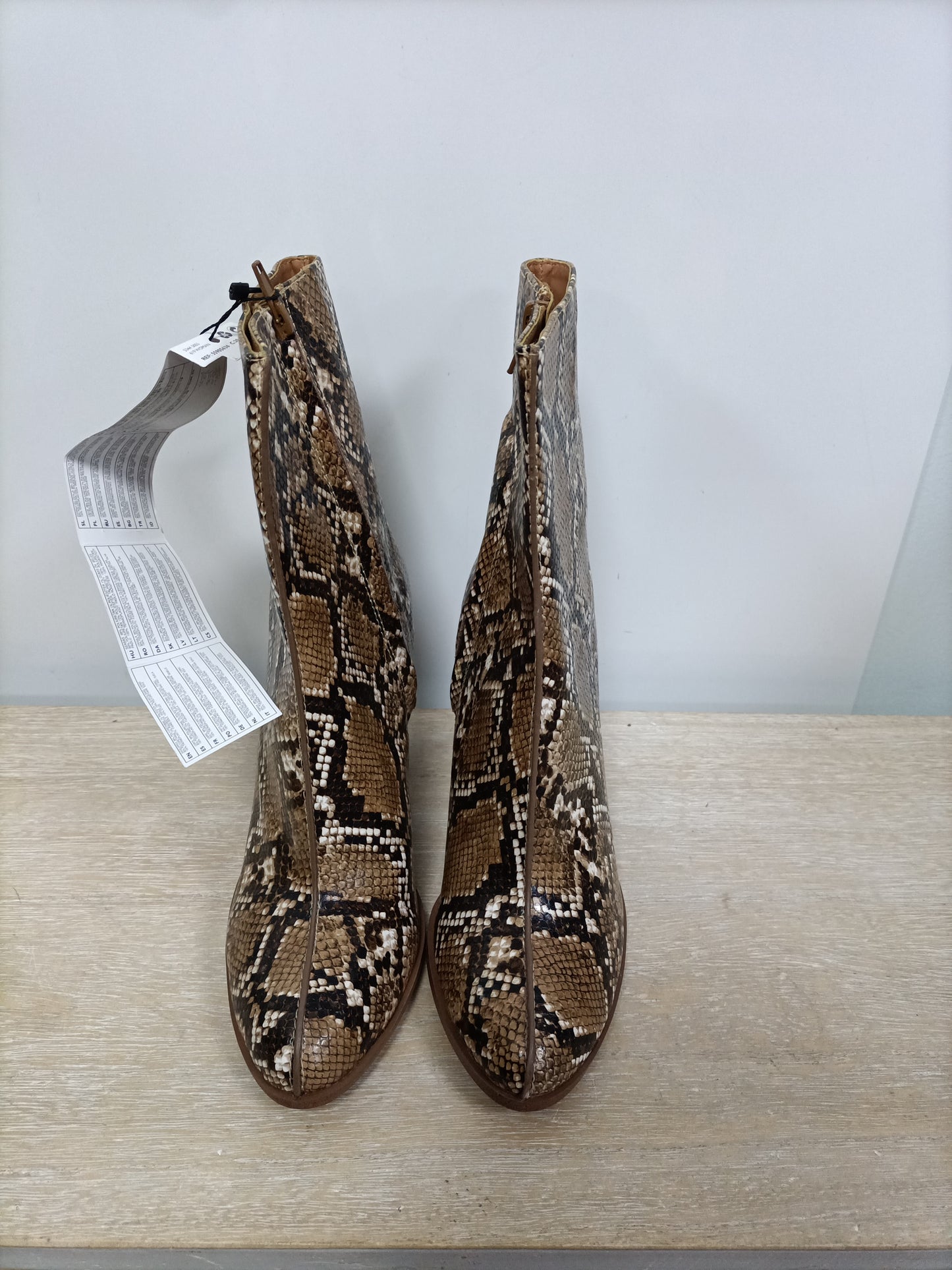 MANGO. Botines animal print T.38