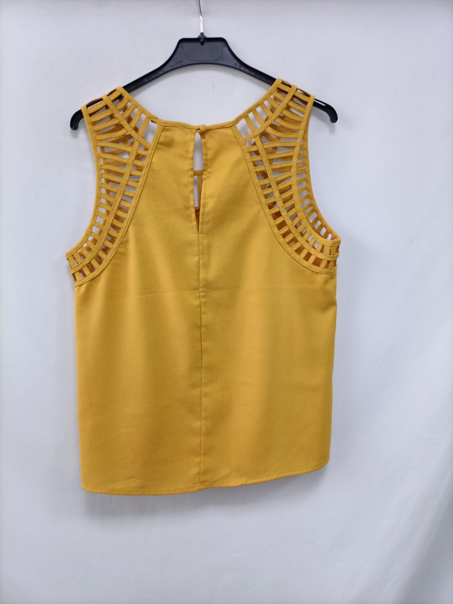 FOREVER21. Top amarillo tiras T.s