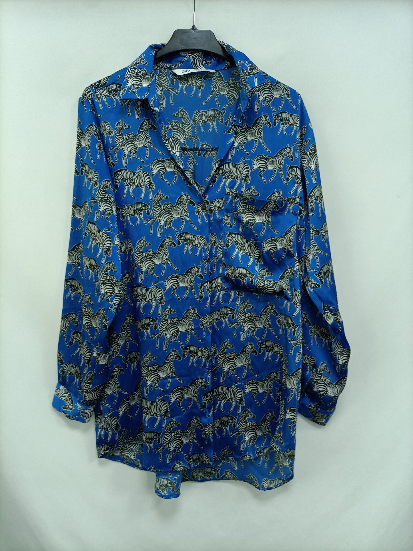 ZARA. Blue zebra print blouse Ts