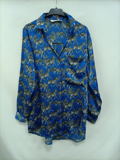 ZARA. Blue zebra print blouse Ts