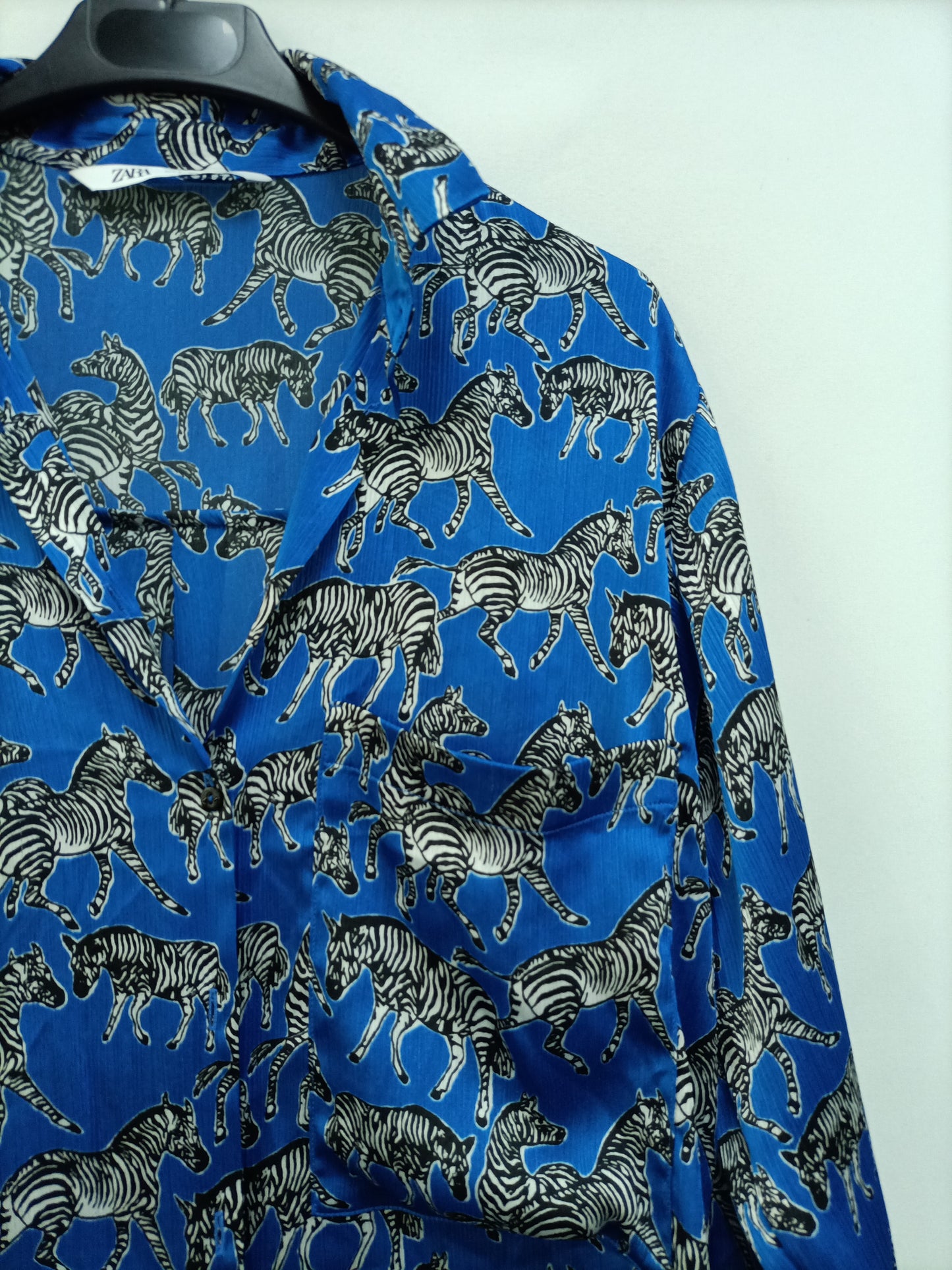 ZARA. Blue zebra print blouse Ts