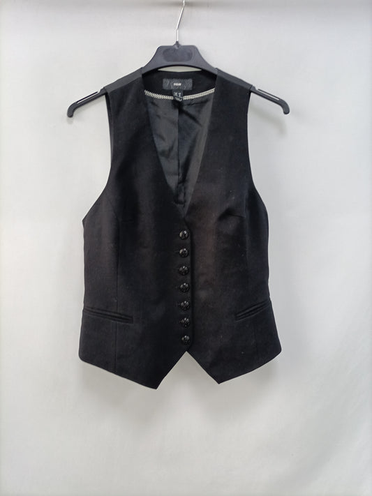 H&M. chaleco negro básico T.38