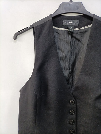 H&M. chaleco negro básico T.38