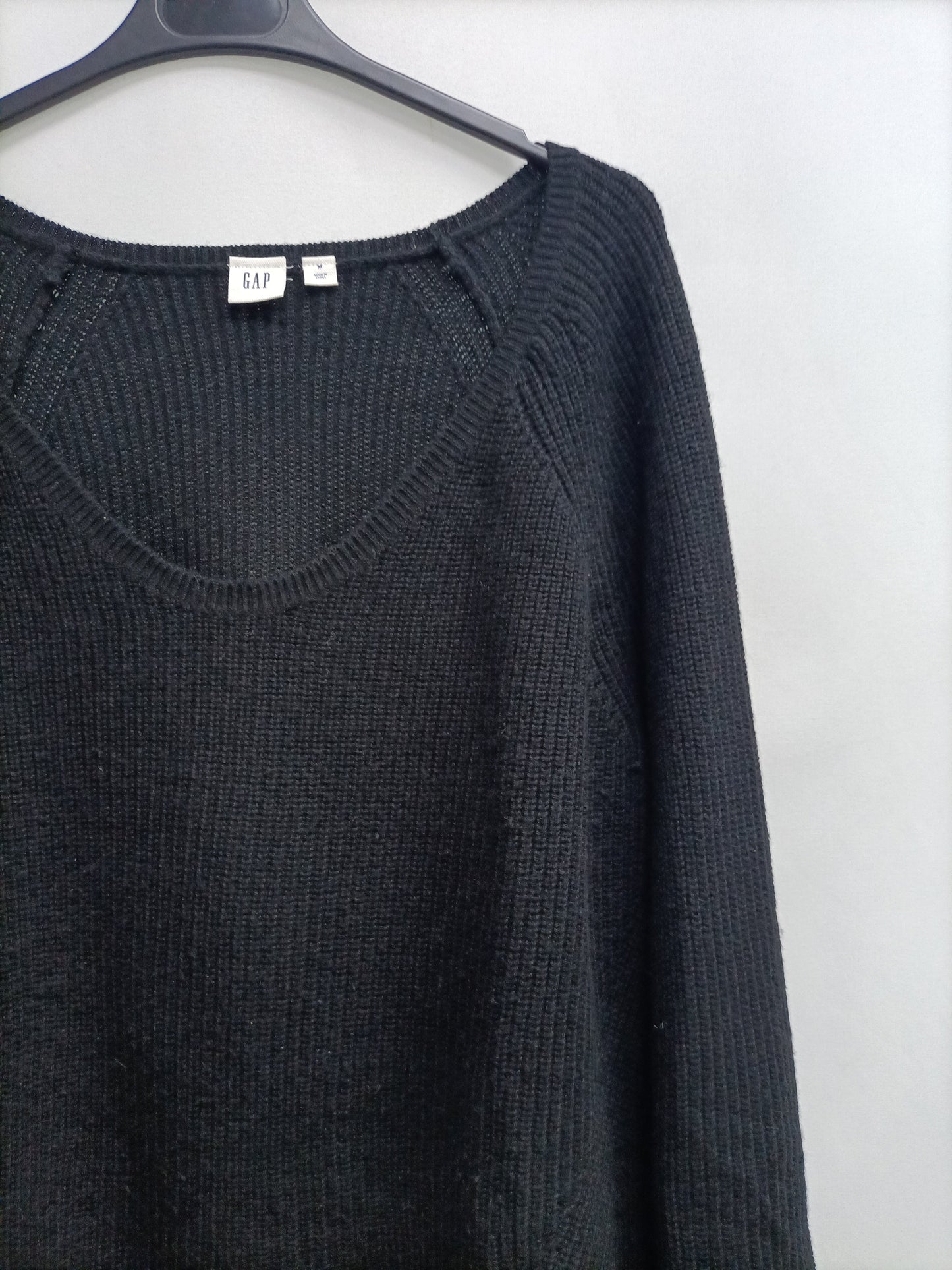 GAP. Jersey negro cuello pico T.m