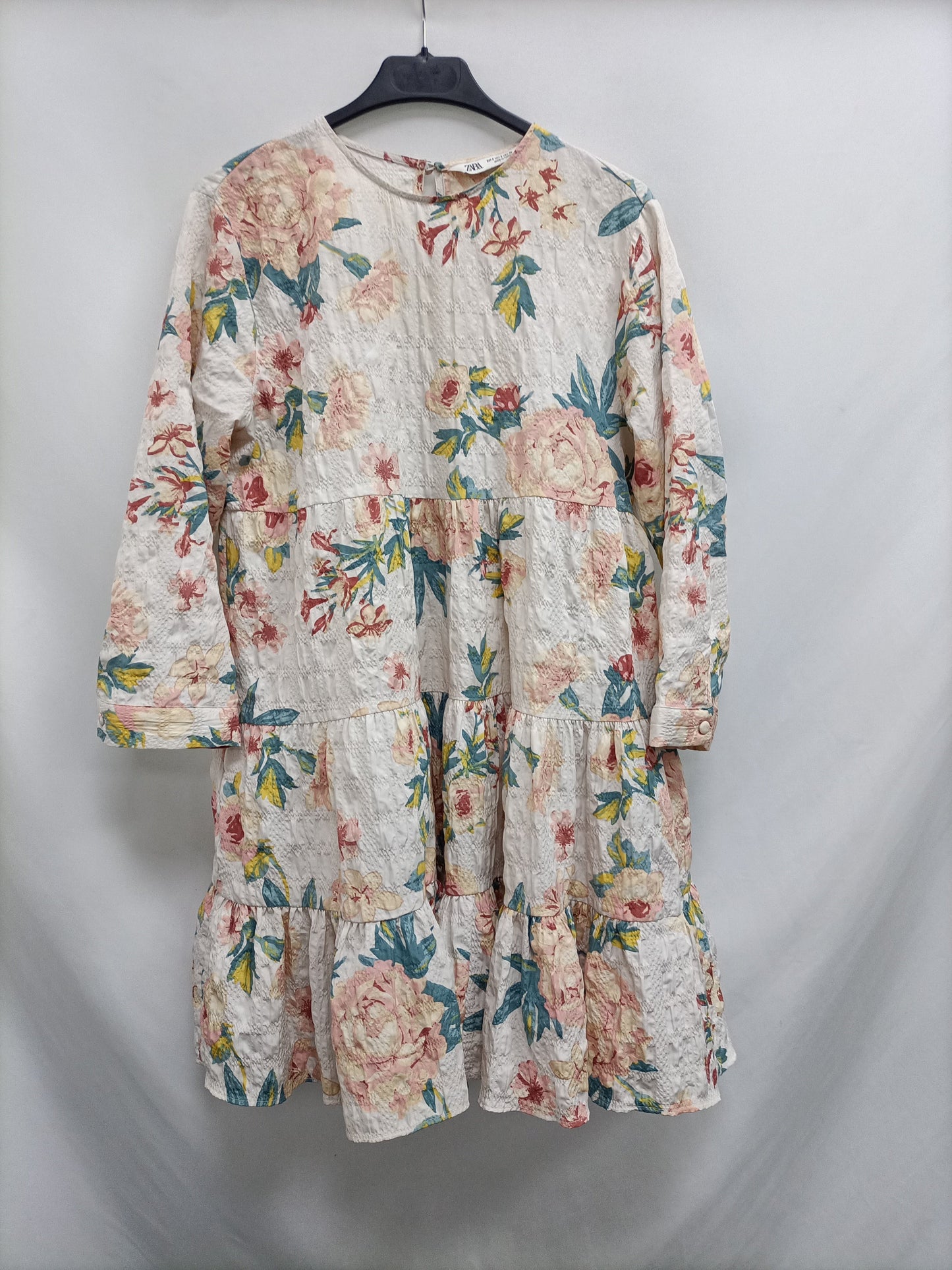 No encontradoZARA. Vestido corto flores T.s