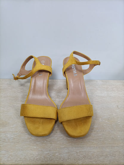 PAYMA. Sandalia antelina mostaza T.37