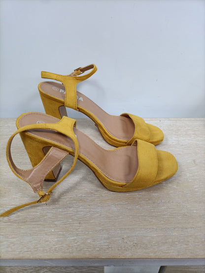 PAYMA. Sandalia antelina mostaza T.37