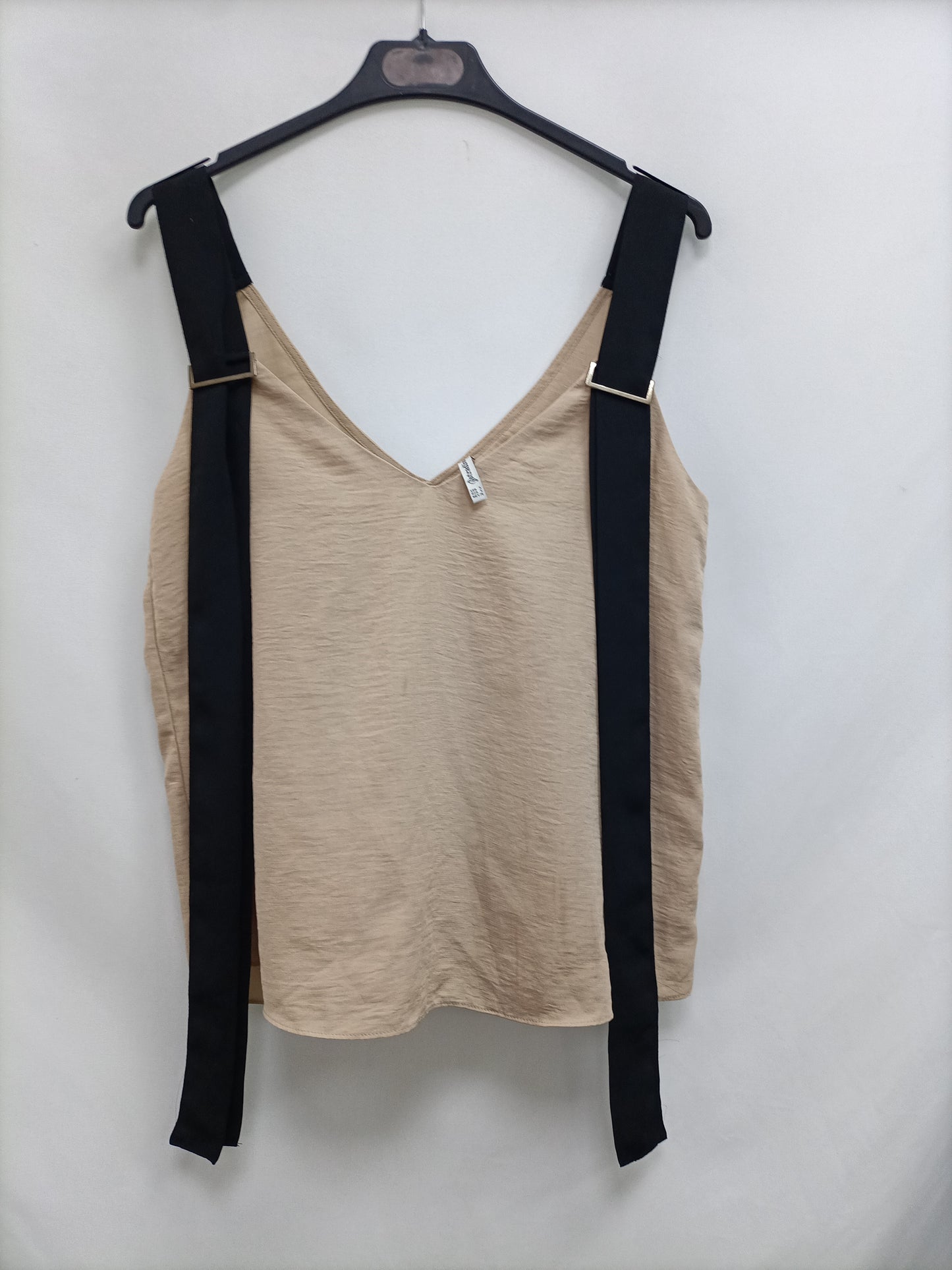 STRADIVARIUS. Beige Ts fluid top