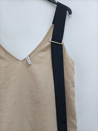 STRADIVARIUS. Beige Ts fluid top